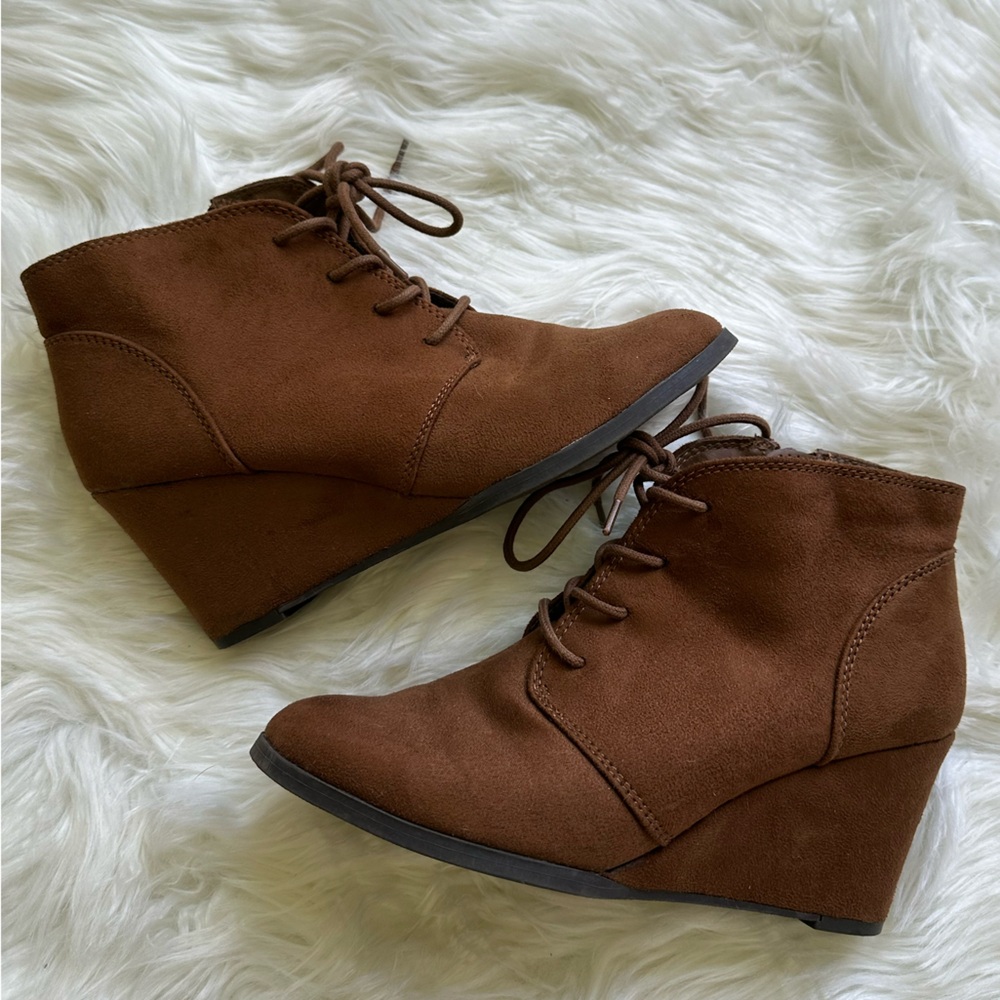 American Rag size 8 faux suede tan wedge heel booties cute